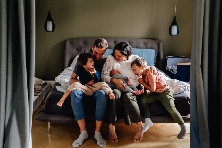 So gelingt ein Newborn Shooting mit Geschwistern auf jeden Fall