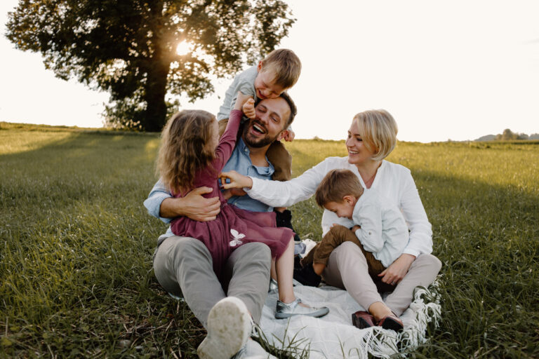 Familie Outdoor Spass zusammen auf Picknickdecke