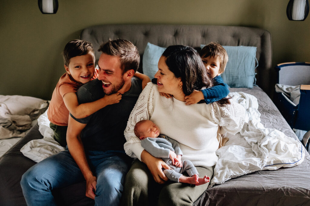 Familienfoto beim Newborn Shooting mit Geschwistern